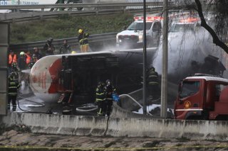 Les pompiers ont eu fort à faire pour venir à bout de l'incendie qui a suivi l'explosion d'un camion transportant du gaz, à Mexico. KEYSTONE/EPA/MARIO GUZMAN
